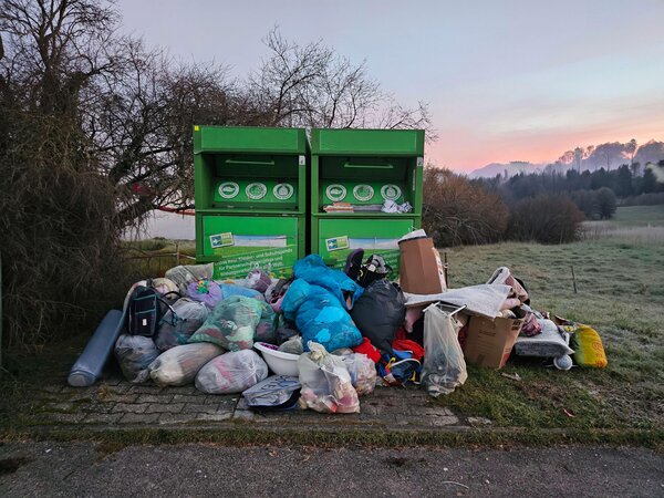 Volle Altkleidercontainer